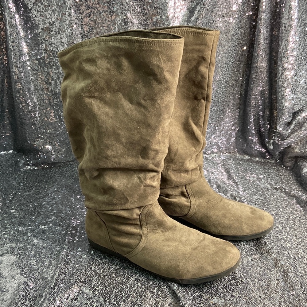 Women’s brown suede boots